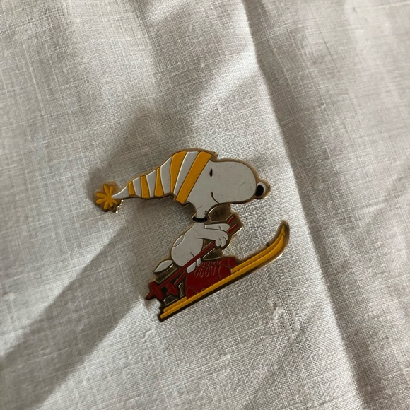 Vtg 1972 Snoopy Skiing Enamel Pin - Picture 1 of 11